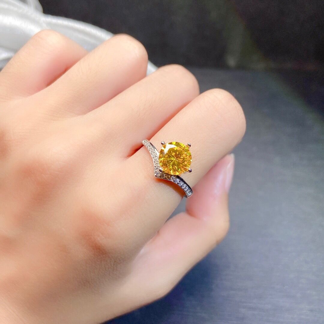 V‑Shaped Crystal Ring